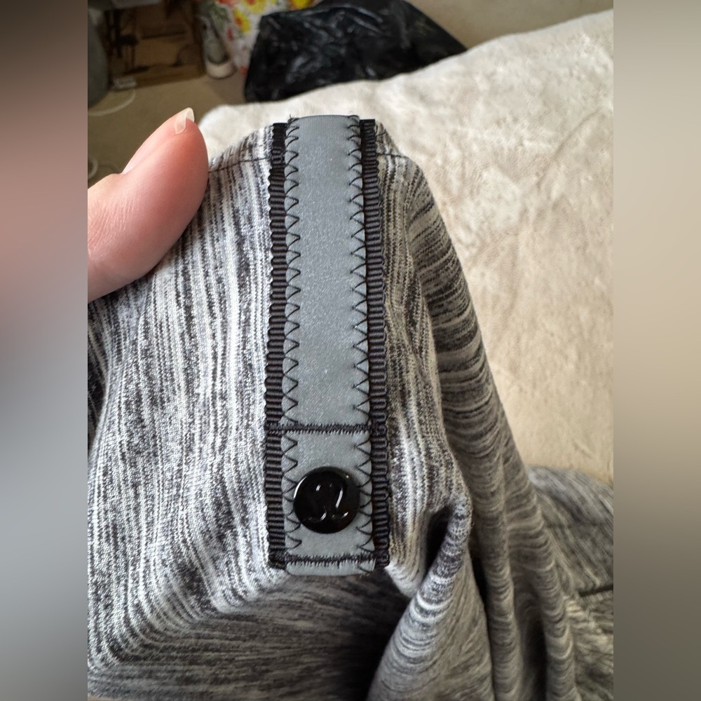 🍋Lululemon🍋 Viinyasa scarf. Grey/black space dye - Picture 7 of 8